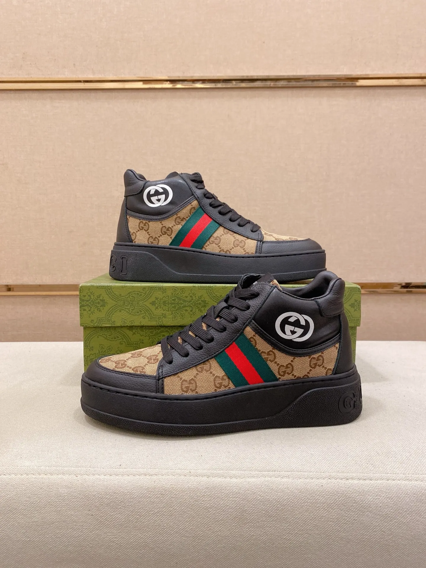 Factory price: 442💰 (GUCCI) The latest model from the official website🎁🎁Casual and fashionable men's shoes👟, hot style💥The style is simple and elegant, exclusive for trendy men. Unique official website's latest brand elements👑original Gucci decoration, fashionable and generous, the fabric is original cowhide ✅sheepskin lining, the official website specifies wear-resistant casual outsole, the classic model is taken in kind at the counter🎬38-44 (can be customized for 45 non-refundable)